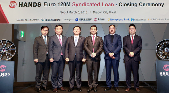 지난 5일 KEB하나은행과 핸즈코퍼레이션 임직원들이 서울 용산 드래곤시티호텔에서 핸즈코퍼레이션 모로코 현지 공장 신축자금 조달을 위한 신디케이트론 딜 클로징 세레모니를 개최했다. (왼쪽부터) 박의수 KEB하나은행 경인영업본부장, 배기주 IB사업단장, 박지환 기업영업그룹장, 승현창 핸즈코퍼레이션 회장, 이석주 사장, 이승현 전무가 기념촬영을 하고 있다. KEB하나은행 제공